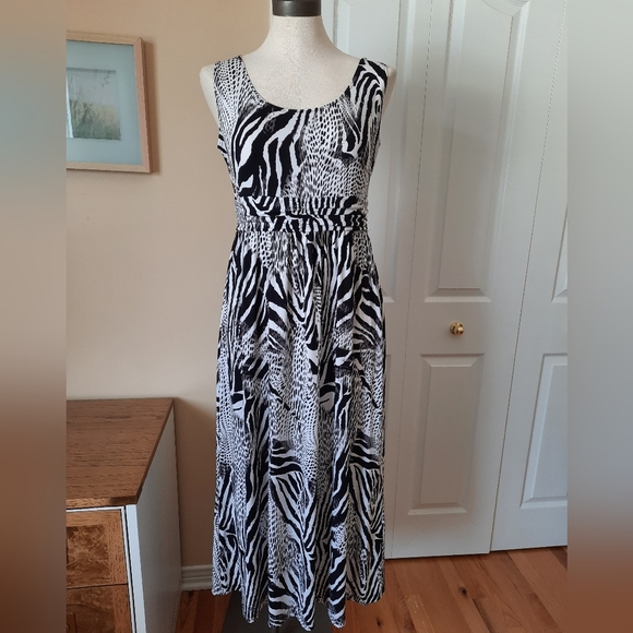 Adorable zebra print dress and scarf - Picture 2 of 8